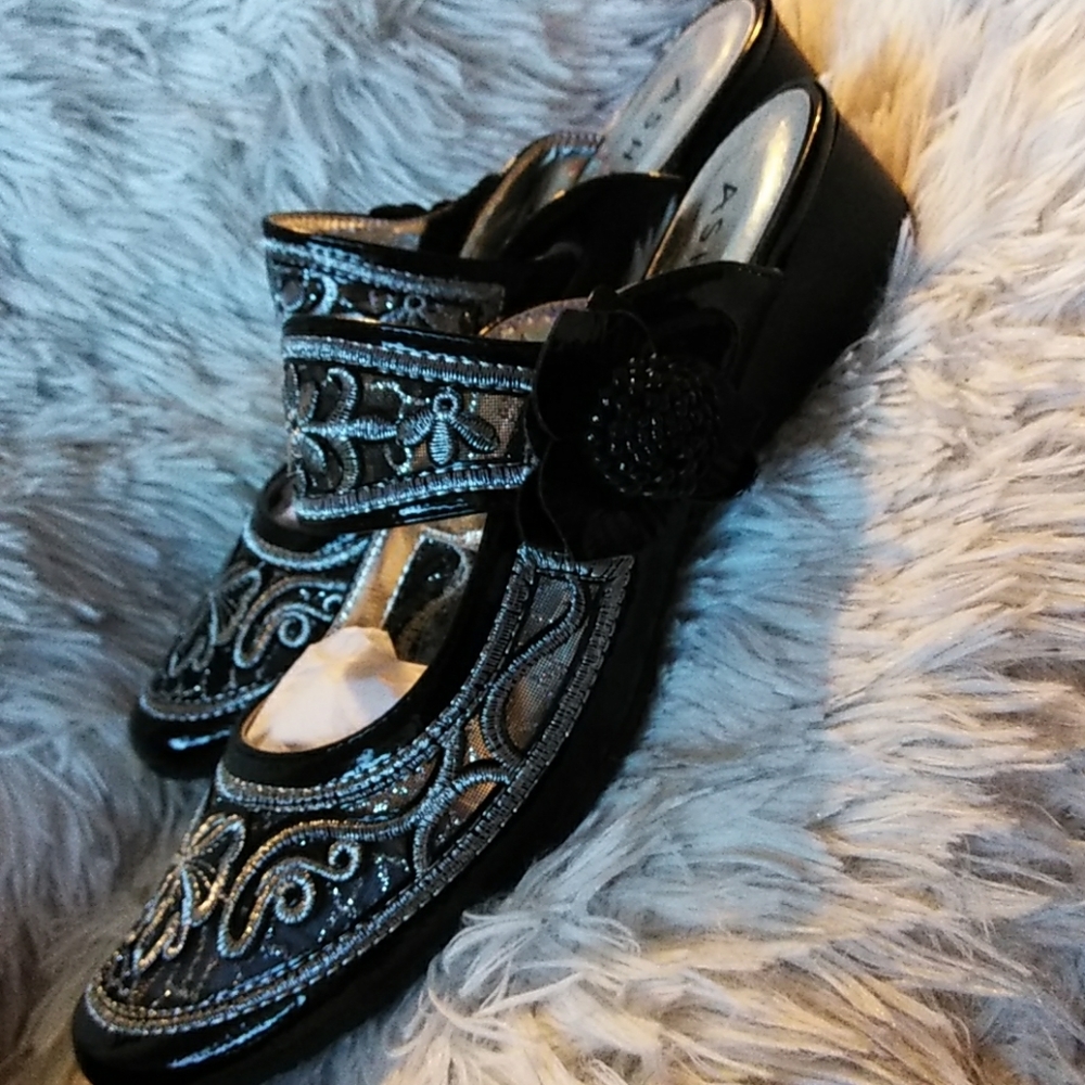 Shoes - Picture 4 of 6